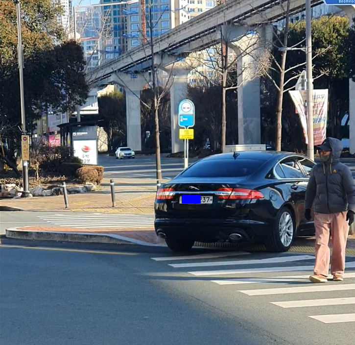 이렇게 유턴도 가능하구나...재규어의 분노 유발 유턴